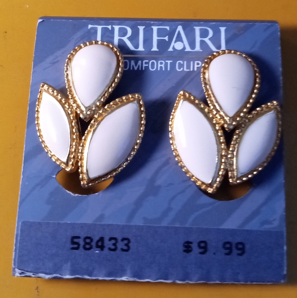 New Vintage Trifari Earrings Gold Beaded Ivory Triple Leaf Comfort Clip